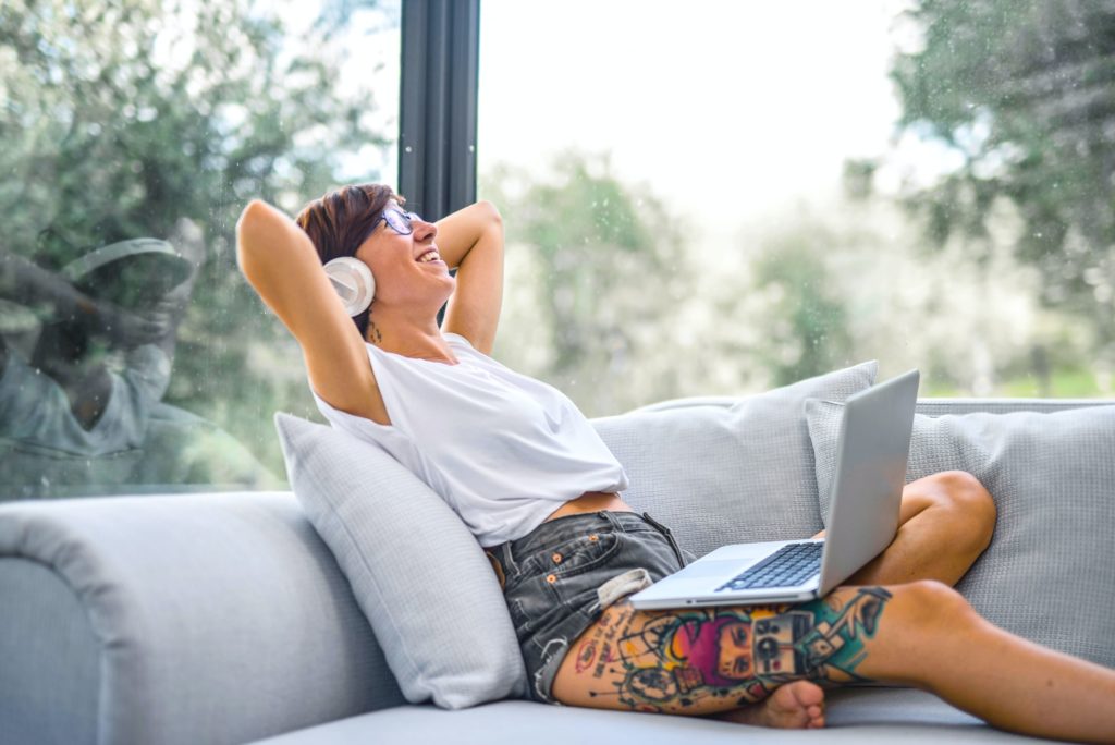 frau geniesst home office